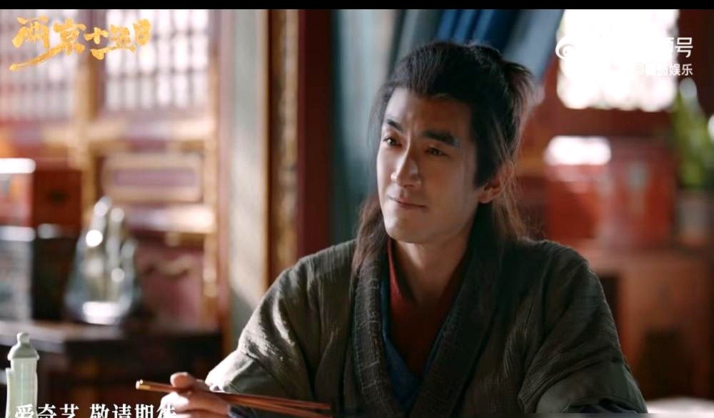 剧方把一番大男主的位置给了他，网友却吵翻了天。

《两京十五日》刚亮出演员底牌，成毅演朱瞻基，林更新特别出演。评论区直接炸锅。大家盯着成毅以往古装剧里单薄的身板和吐血画面，脑补他十五天狂奔两京，直呼跑不动。

历史上的朱瞻基是开创仁宣之治的铁血帝王。观众再转头看看旁边宽肩阔背的林更新，往那一站，谁在