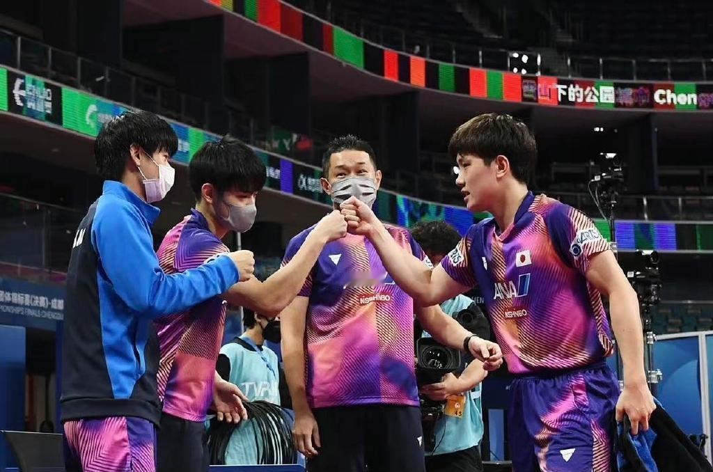 9月24日晚，名古屋亚运会乒乓球男团决赛，中国队2比3输给日本队，亚运九连冠就此断掉。

上一次中国男乒丢掉亚运男团金牌，还是1990年的事，那一年现在很多球迷还没出生。

按新华社的评论说法，这场球暴露的是同一个问题，过度依赖王楚钦，阵容深度不足。

把五盘摆出来看，输赢的走向很清楚。

第一盘王