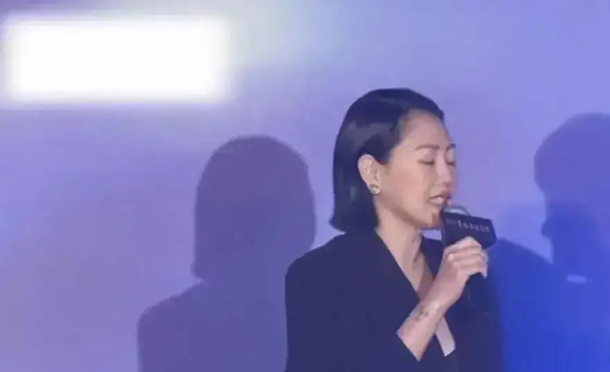 自己一把屎一把尿拉扯大的亲生闺女，一出门被全网夸漂亮，功劳全算在荧幕“死对头”头上，换谁当妈能忍？
记者直接把话筒戳到许曦文面前，追问被人叫成“小林志玲”是什么感觉。
小姑娘还没来得及搭话，徐熙娣一步挡在前头，眼神里半分玩笑半分护短：
“她是我徐熙娣的女儿，姓许！林志玲是林志玲，别搞混了。”