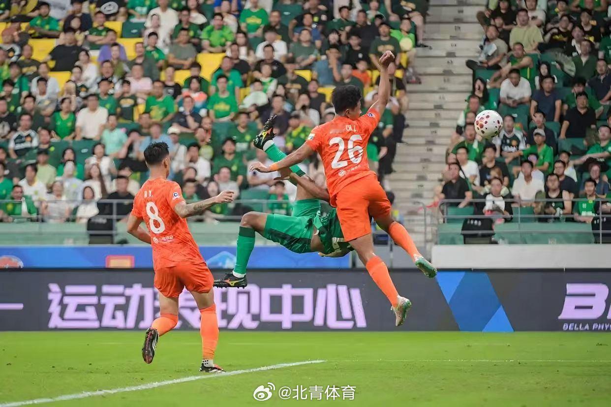 两场3比3！#国安玉昆几乎复制同样剧本# 

22日晚，北京国安队在中超第24轮比赛中主场迎战云南玉昆队，最终在一场进球大战中，国安和对手3比3战平，无缘五连胜。此役过后，国安虽然延续了各项赛事12场不败，但全队上下的确太过疲劳。

比赛开始后，国安利用主场之利攻势很猛，张玉宁有过一次很好的准单 ​