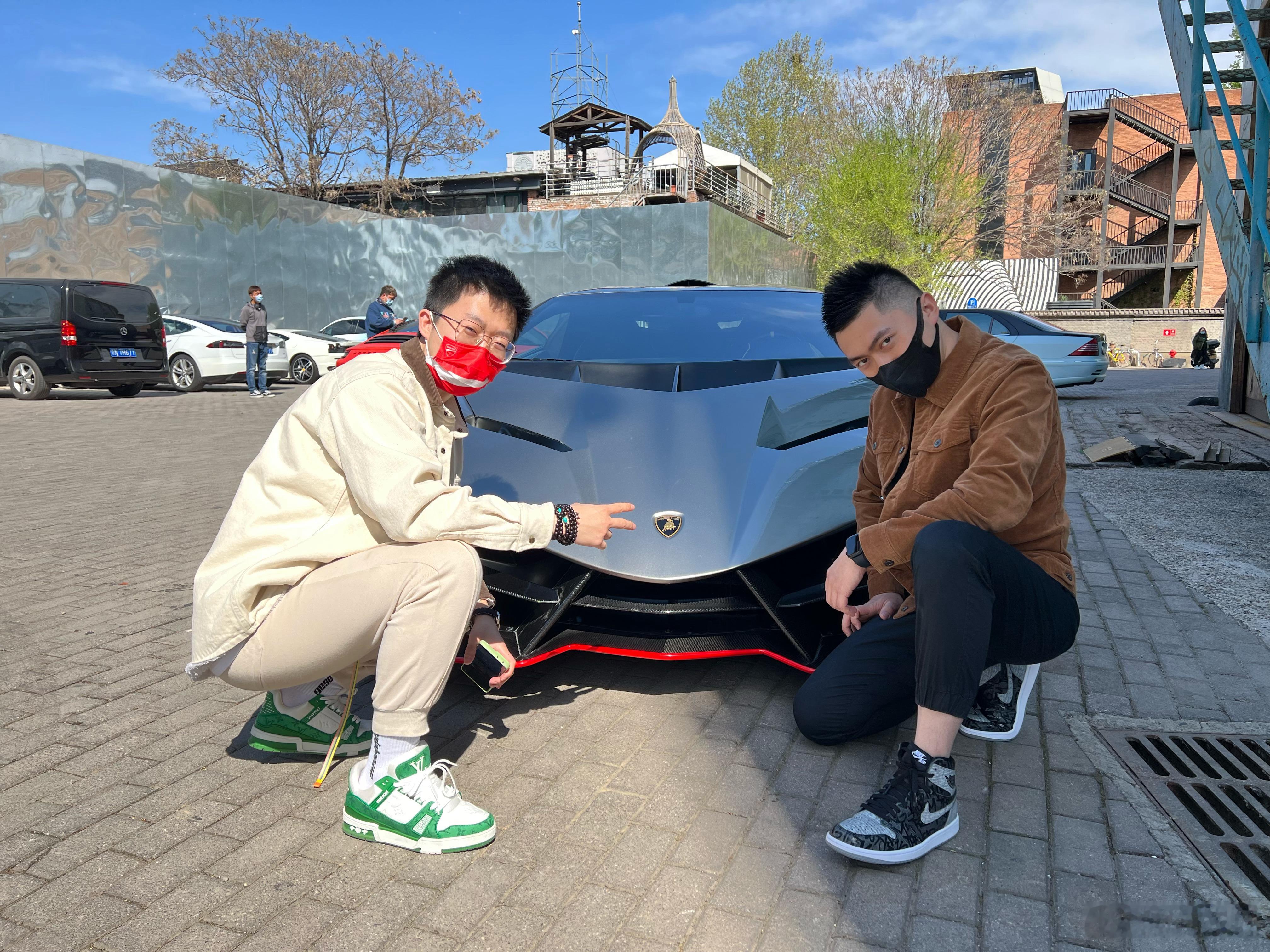#开车越来越像玩游戏机了# 

不光是越来越像玩儿游戏机，就是越来越无聊。

有些车没开都能知道是什么样，毫无惊喜的驾驶感受。

这就是市场，多数人选择的还是舒服的家用车，乐趣永远就是小众的。

毕竟聊美食前，首先得有条件能顿顿吃饱饭。

我不认为车越造越无聊是“线控转向”“线控刹车”的事儿 ​
