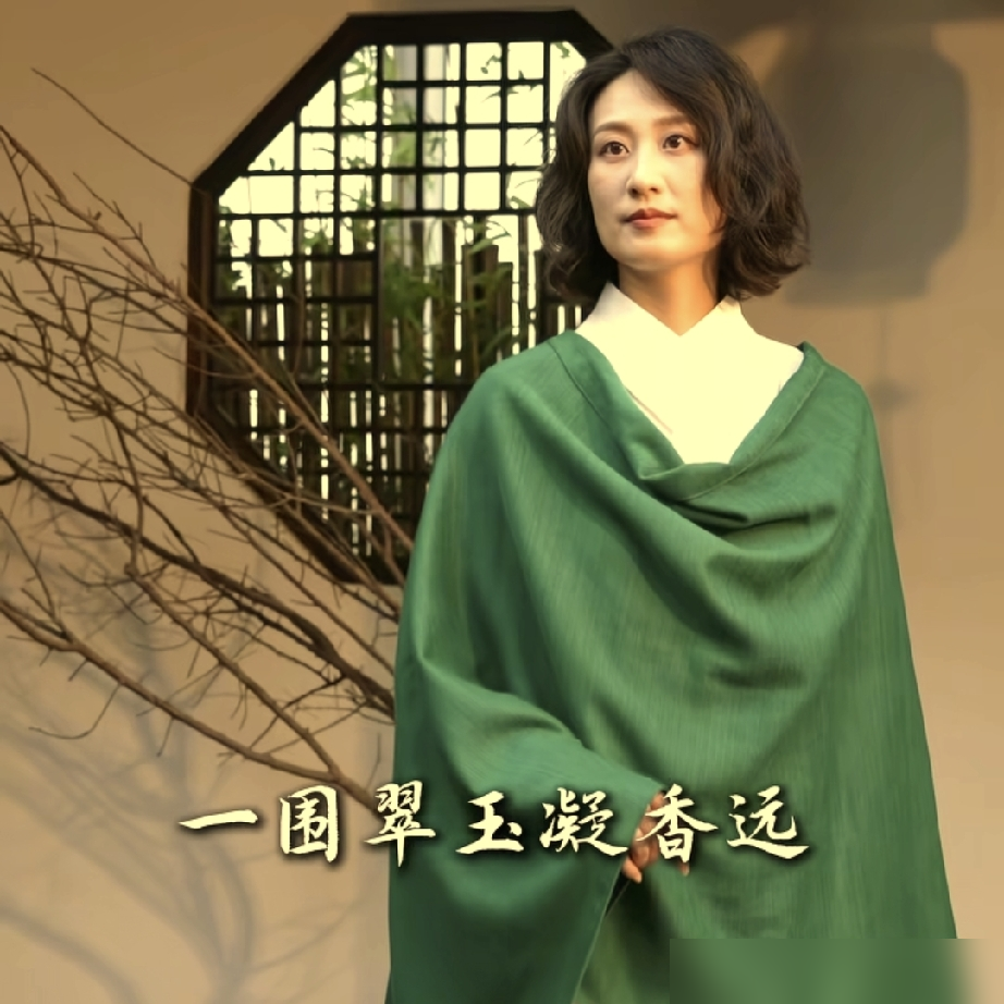 李亚鹏一场直播干了1.6个亿，没喊麦，没逼单，就坐在那泡茶。
旁边女茶艺师贴着他倒水，网友截图炸了锅，说俩人贴得太近，有情况。结果人家丈夫反手点了个赞，女方连夜发声明：纯商业合作，别瞎猜。
可你回头看数据，1月30号那场，4028万人涌进来，12888一饼的茶，12秒抢空。他越劝理性消费，卖得越