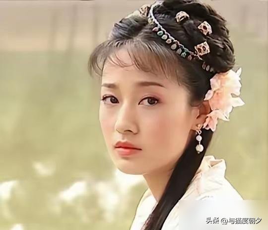 2003年《还珠3》播出，马伊琍演的紫薇被骂惨了，87%的观众不买账。
都说她一脸苦相，没有林心如的甜，没有大家闺秀的软。可琼瑶偏偏就认她，说她把紫薇的“韧”演出来了。
前两部的紫薇是糖，第三部的紫薇得是根。老公爱上别人，孩子差点没了，家国动荡，她要是还只会哭，这戏就塌了。
马伊琍那张脸，天生