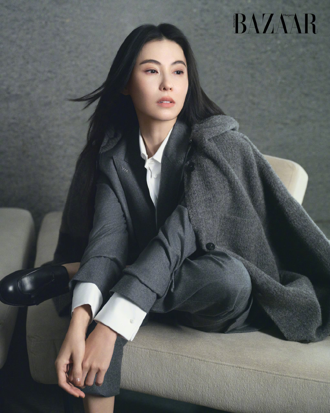 张柏芝  Harper's BAZAAR HK 港版时尚芭莎十月刊封面人物，黑长直发型配上剪裁利落的MaxMara服饰，秋冬温暖的质感穿搭，不需刻意凹造型，自带摩登都市女性的利落与优雅。 #张柏芝港版芭莎周年刊封面# ​