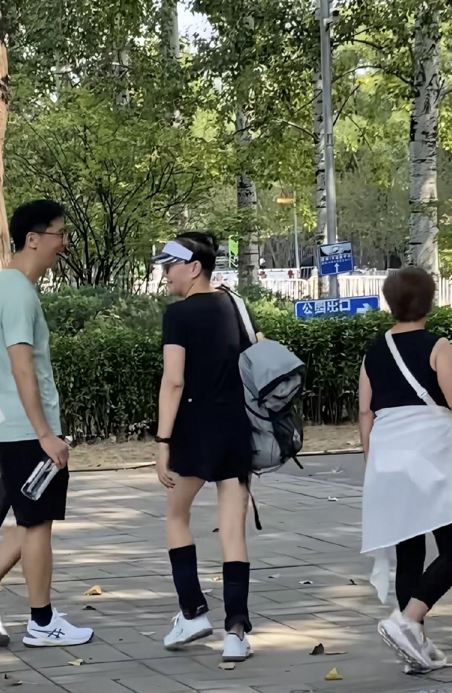 北京朝阳公园偶遇66岁的宋丹丹和闺蜜李静，没想到今年才56岁的李静皮肤不仅黑还特别显老。
 
当天宋丹丹一身黑色运动短袖搭配黑色短裤，头戴遮阳帽，还挎着一个浅色系小双肩包，扎着小马尾，整套运动穿搭清爽利落，露出的双腿白皙紧致，精气神十足。
 
身旁的李静穿着简约休闲上衣和长裤，没有刻意打扮。素颜状态