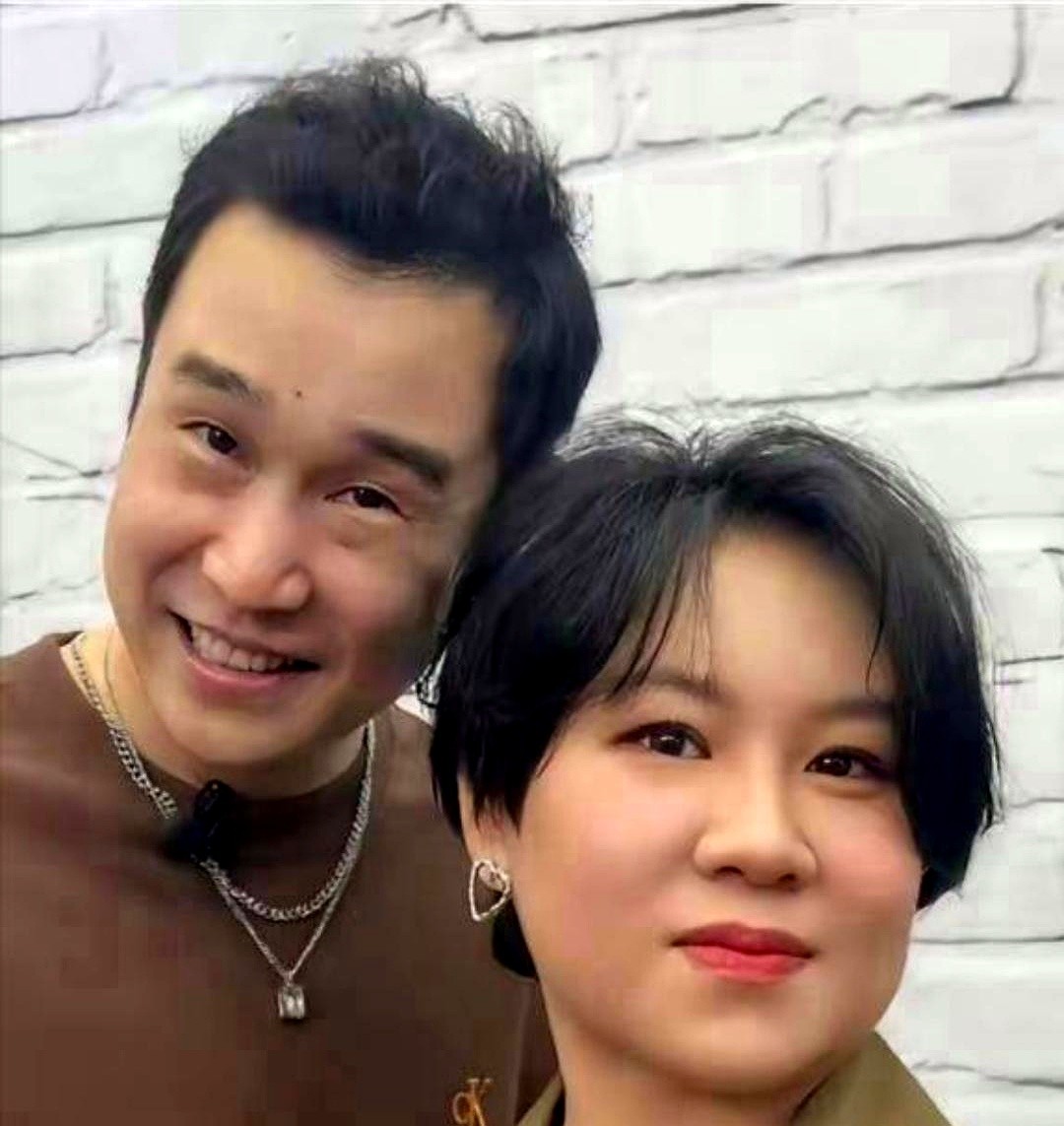 主持人当面问小沈阳：火了之后，想过换老婆吗？

小沈阳直摇头，说绝对没动过这念头。

他心里有本账：沈春阳十几岁就跟了他，父母又因为生病走得早，在他看来，她已经没别的亲人了。

现在，他和女儿就是她全部的指望。

他说，绝不能扔下这个十几岁就跟着自己的人，得护她一辈子。

想当年他叫沈鹤，19岁那年