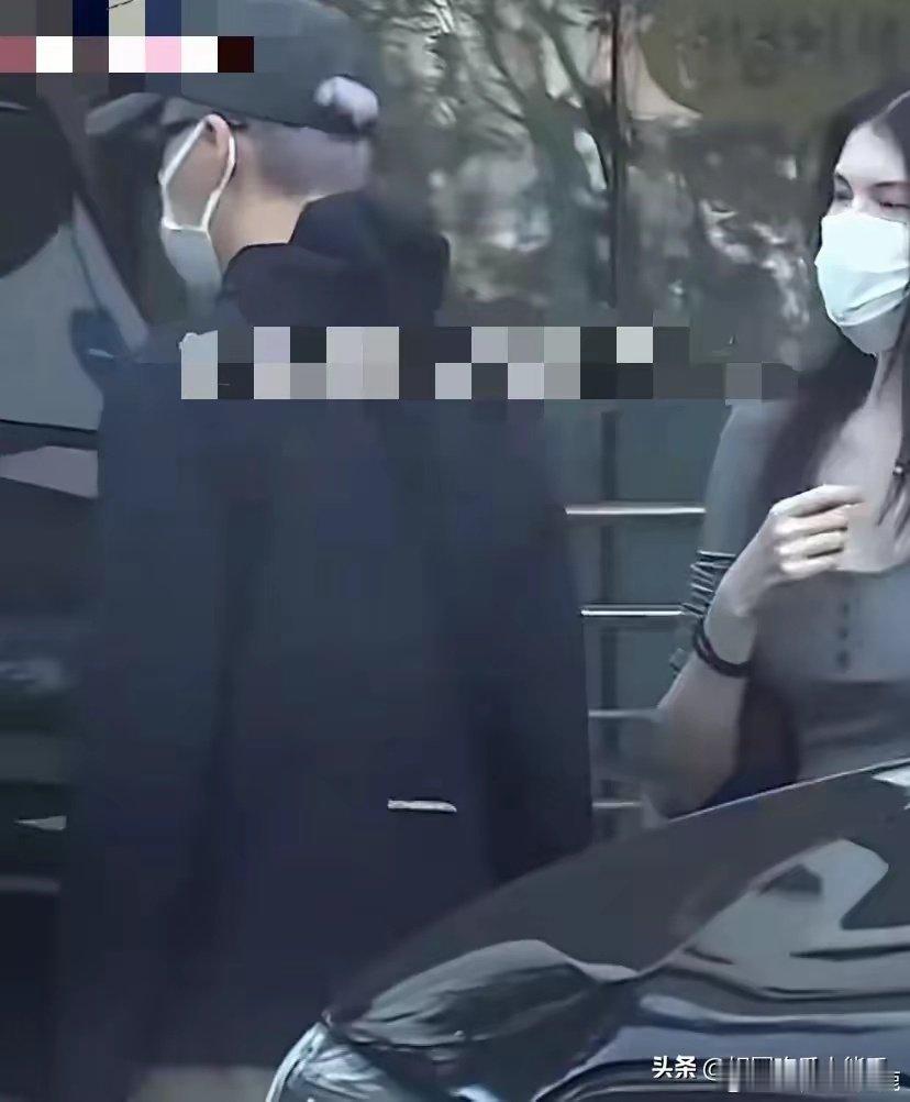 陈伟霆何穗一家三口同框，夫妻俩轮流抱娃，陈伟霆还给母子俩拍照 ​