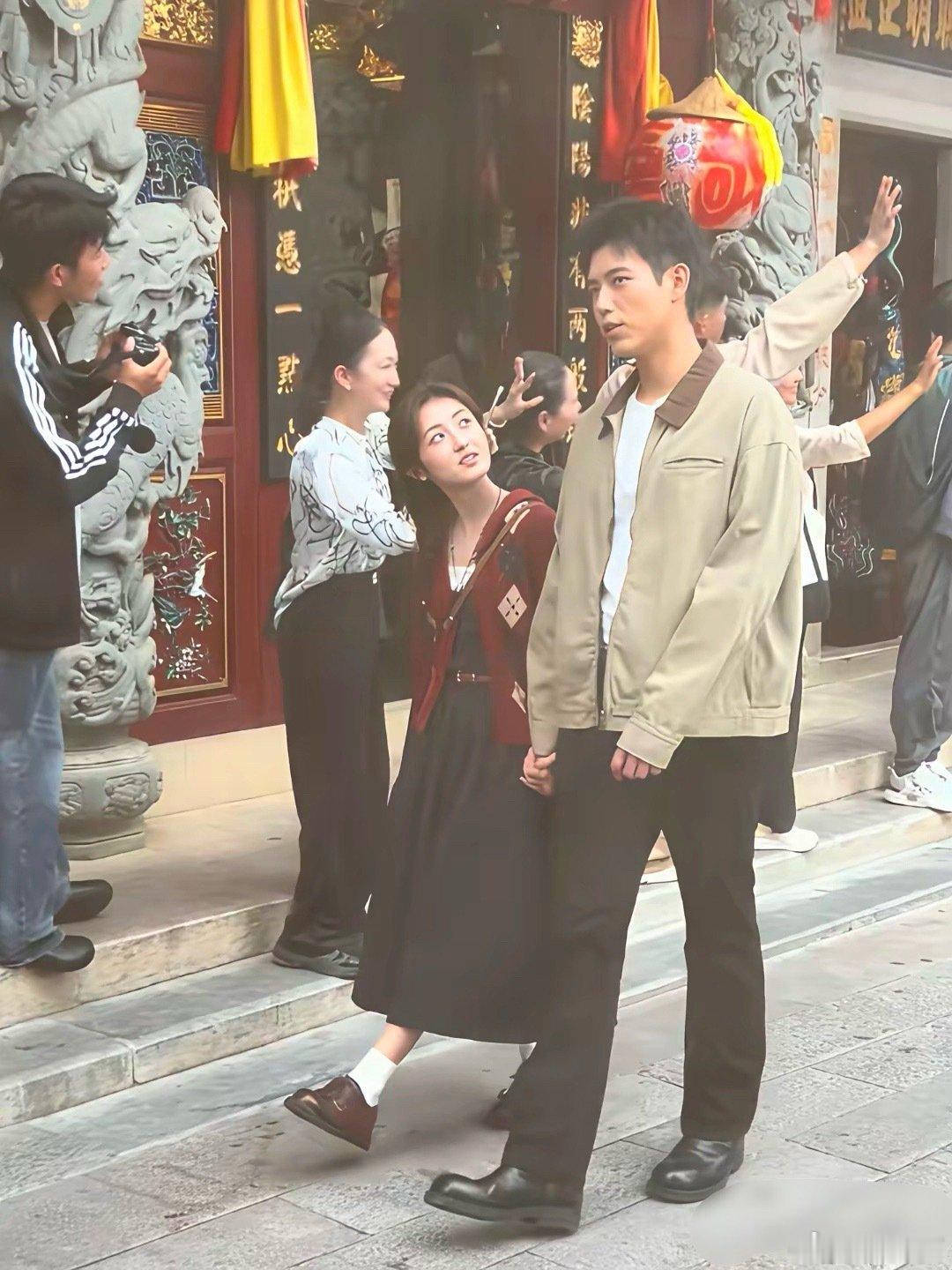 知道的是演情侣，不知道的以为爸爸带女儿，哪个神人想出来的张子枫和陈飞宇演偶像剧 ​