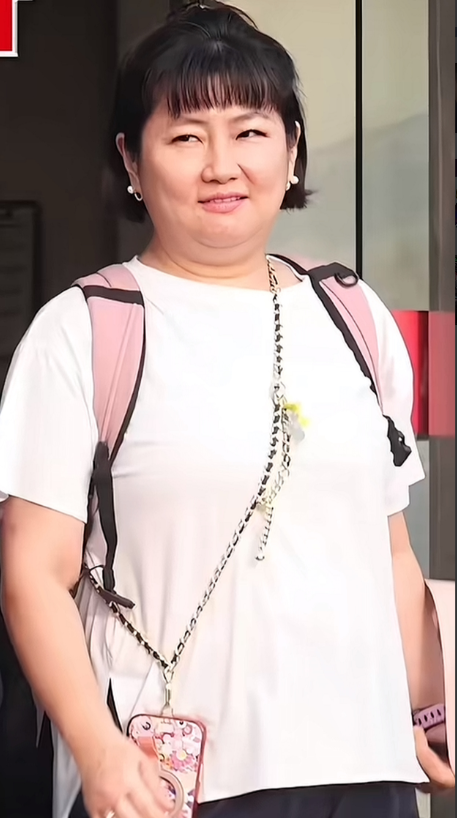终于知道Selina为什么两年多没在抖音上发作品了，不是塌了，也不是凉了，原因很简单。她想安静陪娃长大，更想把生活还给自己。这或许就是她停更最大的原因，对经历过生死的人，怎样才算活得精彩？
 
熟悉Selina的观众都清楚，作为曾经爆红女团SHE的成员，她年少成名，常年活在聚光灯下，半生都在迎合舞台
