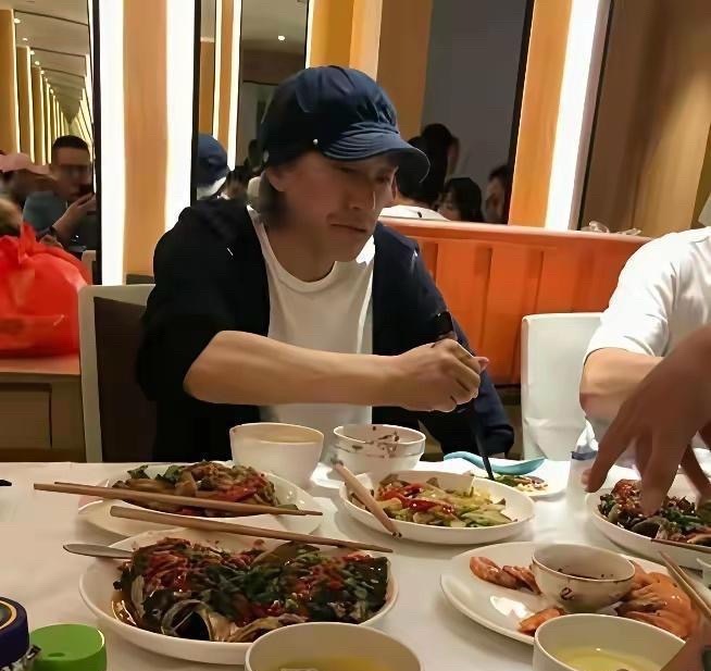 周星驰去梁朝伟家蹭饭，全程闷头狂吃零交流，吃干抹净直接走人。刘嘉玲最近爆料，星爷来家里，向来只找梁朝伟。俩相识38年老头，上了饭桌跟陌生人一样。一个死磕饭菜，一个安静陪坐。吃饱喝足，房门一关，两人才开始疯聊电影。对刘嘉玲，星爷从来不套近乎，只恭恭敬敬叫一声嘉玲姐。30多年了，半个娱乐 ​