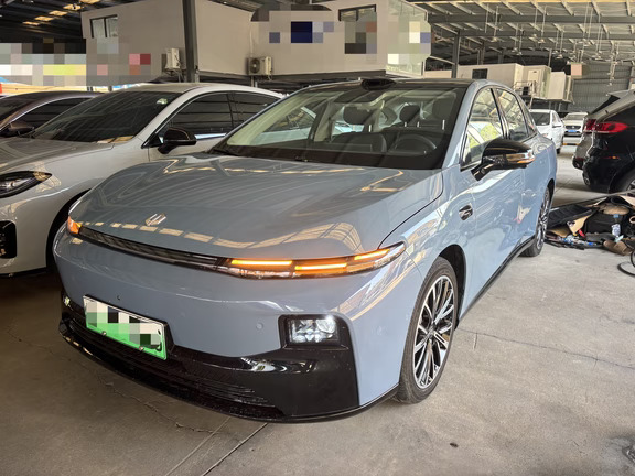 车型：零跑汽车零跑B01 2025款 550 激光雷达版
上牌：2025年06月 1.50万公里
	
✅ 用车亮点
	
1. 10万级少见带激光雷达，城市领航、自动变道、记忆泊车，适合经常通勤跑市区的客户
	
2. 后置后驱，底盘中欧联合调校，转弯半径小，市区好开好停
	
3. 准新车，仅1.5万公里，25年6月上牌，磨损很小；首任车主三电终身质保，重点确认过户次数，过户后质保权益会变化
	
4. 超低风阻0.197Cd，电耗控制不错，带热泵空调，冬天续航衰减相对可控；全景天幕带电动遮阳帘
	
5. 配置高：360全景影像+透明底盘、隐藏门把手、18寸轮毂、8295座舱芯片，车机流畅
	
⚠️ 客观短板（提前跟客户讲）
	
1. 高速风噪、胎噪偏大，90km/h以上明显
	
2. 低温环境续航打折，冬天实际续航会缩水
	
3. 激光雷达维修成本高，验车重点检查雷达外壳有无磕碰划痕
	
4. 车机偶发小bug，需要OTA更新优化
	
🔍 二手车核验重点
	
1. 检查车顶激光雷达外...