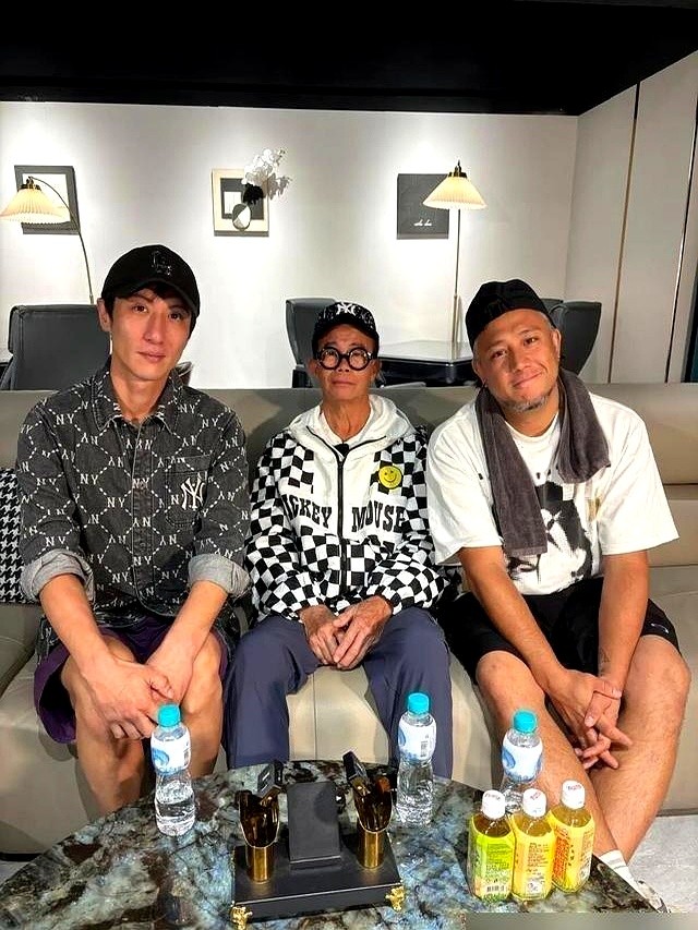 被张致恒欠了上百万，蔡卓妍这次彻底撕破脸：钱我不要了，以后也别来找我。

张致恒隔三差五出来哭穷，甚至把她列成百万债主。蔡卓妍直接撂下一句大实话：帮你是情分，没人欠你的，哭穷没用得自己挣。早不联系了，借出去的钱全当包了红包。

另一边被拍到手肿腰圆传怀孕，她大大方方澄清：拍贺岁片《食住上》演美食评论