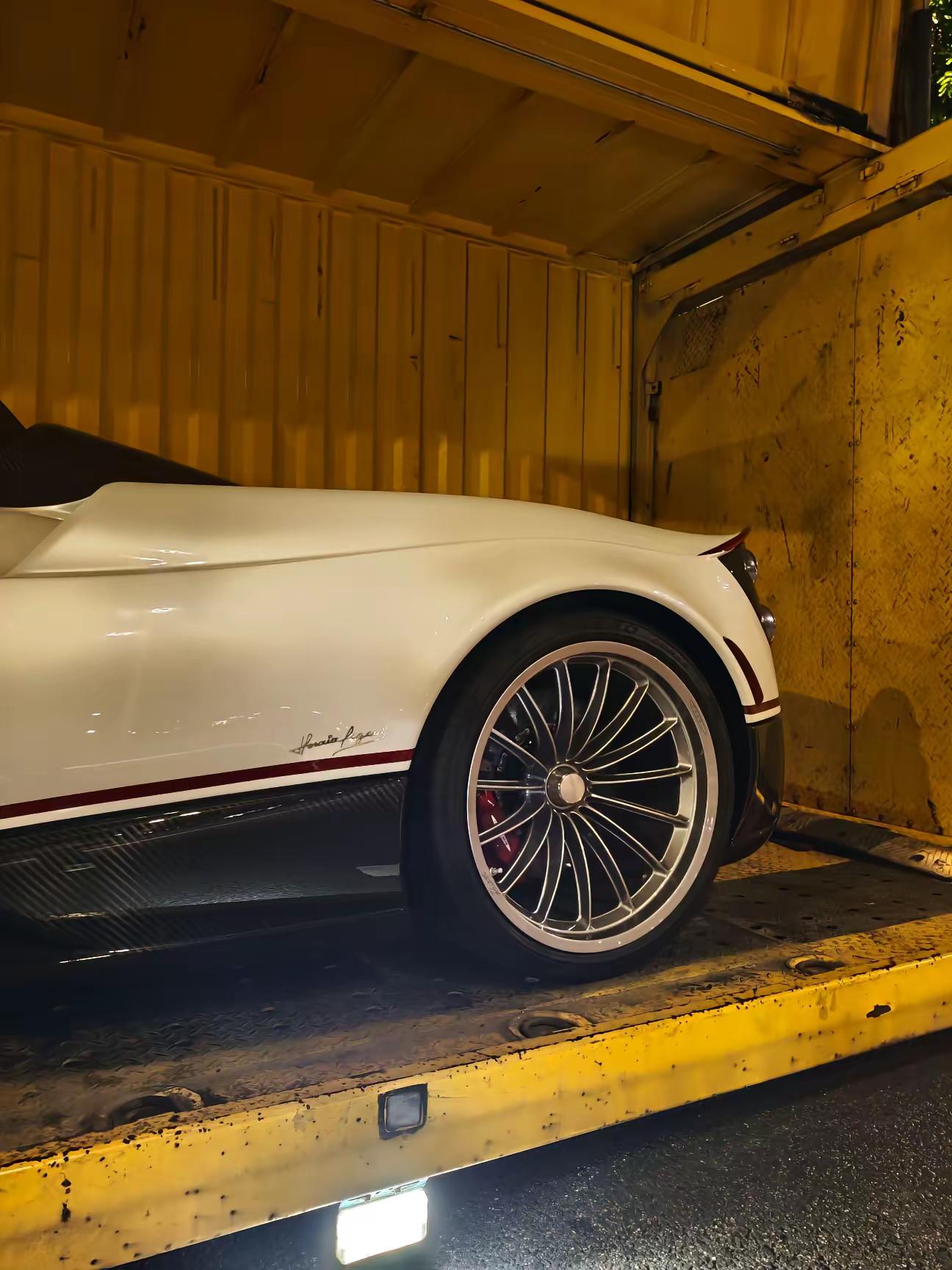 偶遇一台即将进入大陆的帕加尼Huayra Roadster帕加尼