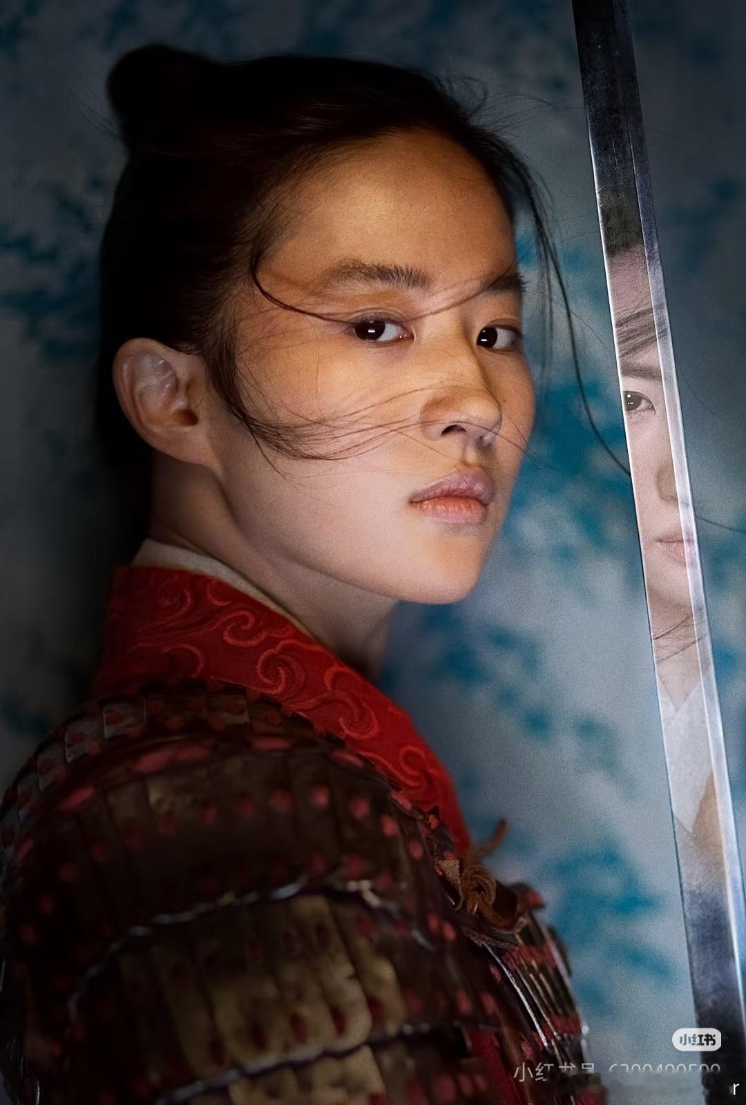 太喜欢花木兰这个人物了，被自己喜欢的明星亦菲姐姐演了，感觉演得特别好！我还特意去影院看了，感觉亦菲姐姐本人就是花木兰，简直太贴合花木兰这个角色了，做到了本人和角色合一了！亦菲姐姐，为什么你演的角色我都好喜欢！小龙女、赵灵儿、黄亦玫、赵盼儿、虞姬、灵雎等等，太多了，我就不一一列举了 ​