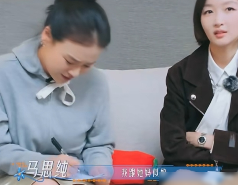 马思纯对周冬雨的控制欲，看得我头皮发麻。
周冬雨去录《花少》，马思纯像个妈，追到机场送行，还拉着她一条条叮嘱：不要光说结果，要讲原因，别插嘴，多听别人说话。
一个金马影后，还需要另一个影后手把手教怎么做人，这画面太诡异了。
更吓人的是，周冬雨还真听，发信息说，姐你太了解我了，两人抱在一起的照片