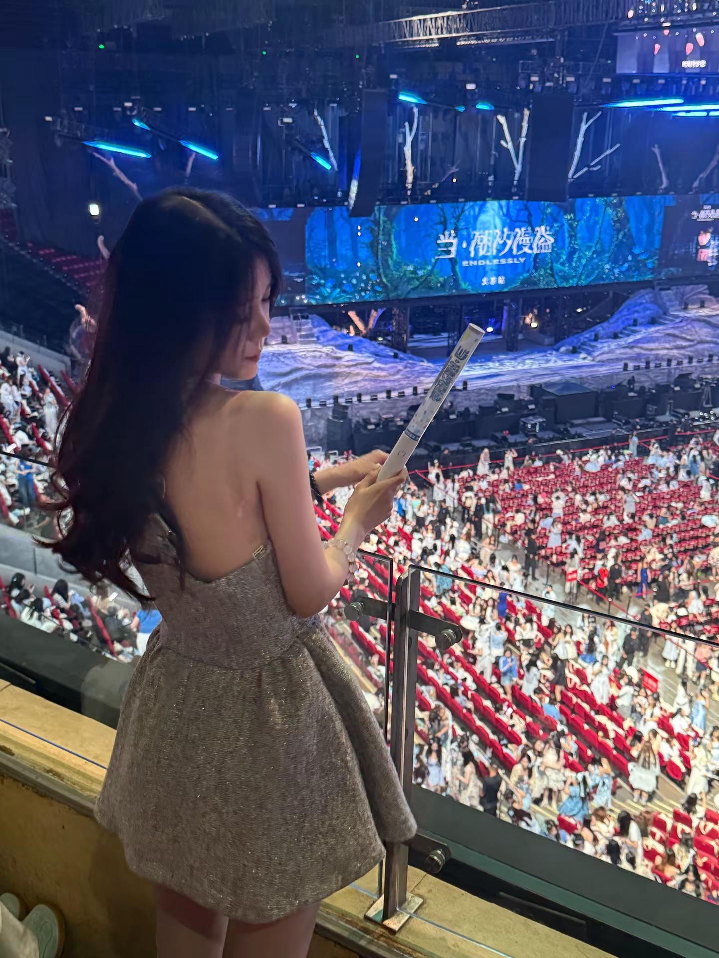 见你这条路 我走了十三年。 王俊凯演唱会北京站 王俊凯无可复制的演唱会感受 当潮汐漫溢