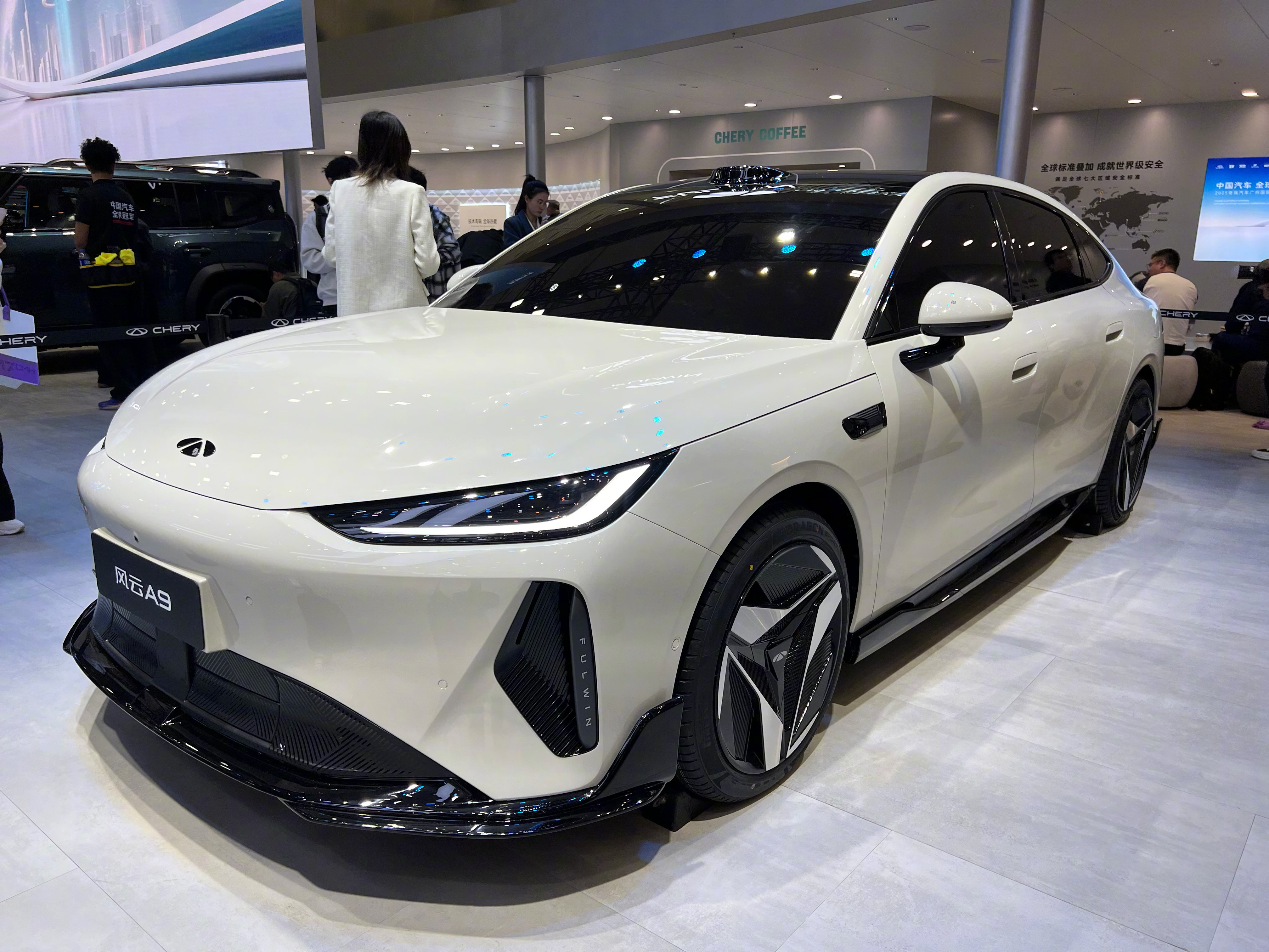 奇瑞风云（Chery Fulwin），奇瑞旗下的新能源产品系列，主打一个"国民车"路线，从轿车到SUV都有覆盖，价格从八九万到十五六万，普通家庭买得起、用得起。系列里车型很全：纯电轿车有风云A9，六百多公里续航，十万出头就能拿下；SUV这边，风云T7全系600公里续航，抢先价九万多起，风云T8、T9L主打混动长续航，还有大六座的T11，一家老小出行都装得下。风云系列还有个底气是"全球品质"，车子出口到几十个国家，安全和耐久都是按高标准来的，电池安全性、智驾系统（猎鹰智驾、高速NOA）也都给得比较足，没有在入门版上抠配置的套路。从十万级纯电家轿到混动SUV，奇瑞风云就是想把"花小钱开好车"这件事做到位，预算有限又想要靠谱新能源车的，这个系列值得看看。