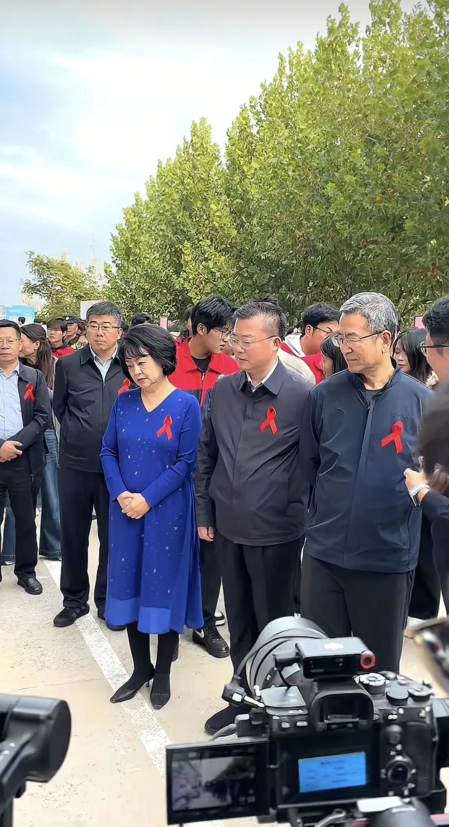 央视主持人白岩松与鞠萍现身烟台文旅职业学院，参加2026全国红丝带青春校园行活动。已退休的鞠萍姐姐年届六十，却依然活力满满，与学生亲切交流防艾知识。
58岁的白岩松虽已白发苍苍，仍活跃在公益一线，以专业素养传递健康理念。两位资深媒体人虽岁月留痕，却以敬业与热忱诠释着“青春不老”的真谛。