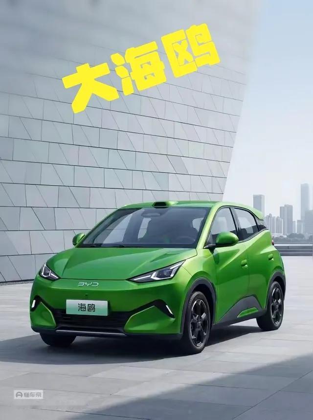 2027款比亚迪海鸥是换代全新车型，智能化相比老款提升很大，分智能座舱和智能驾驶两块：
 
一、智能座舱（全系DiLink150）
 
1. 屏幕：12.8英寸悬浮旋转大屏，取消独立仪表，车辆信息直接在大屏上显示，UI界面更新，操作更流畅。
2. 语音：双音区识