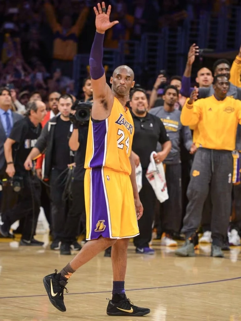 十年前的今天，科比·布莱恩特奉献了体育史上最经典的告别表演之一。他砍下60分，带