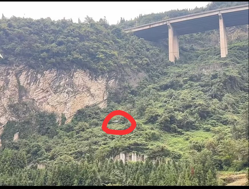 一台合格的车，可以没有花哨配置，但绝不能缺少安全根基。底线不破，才有资格谈所有的驾乘享受。#领克10翻下百米悬崖车主仅轻伤# ​