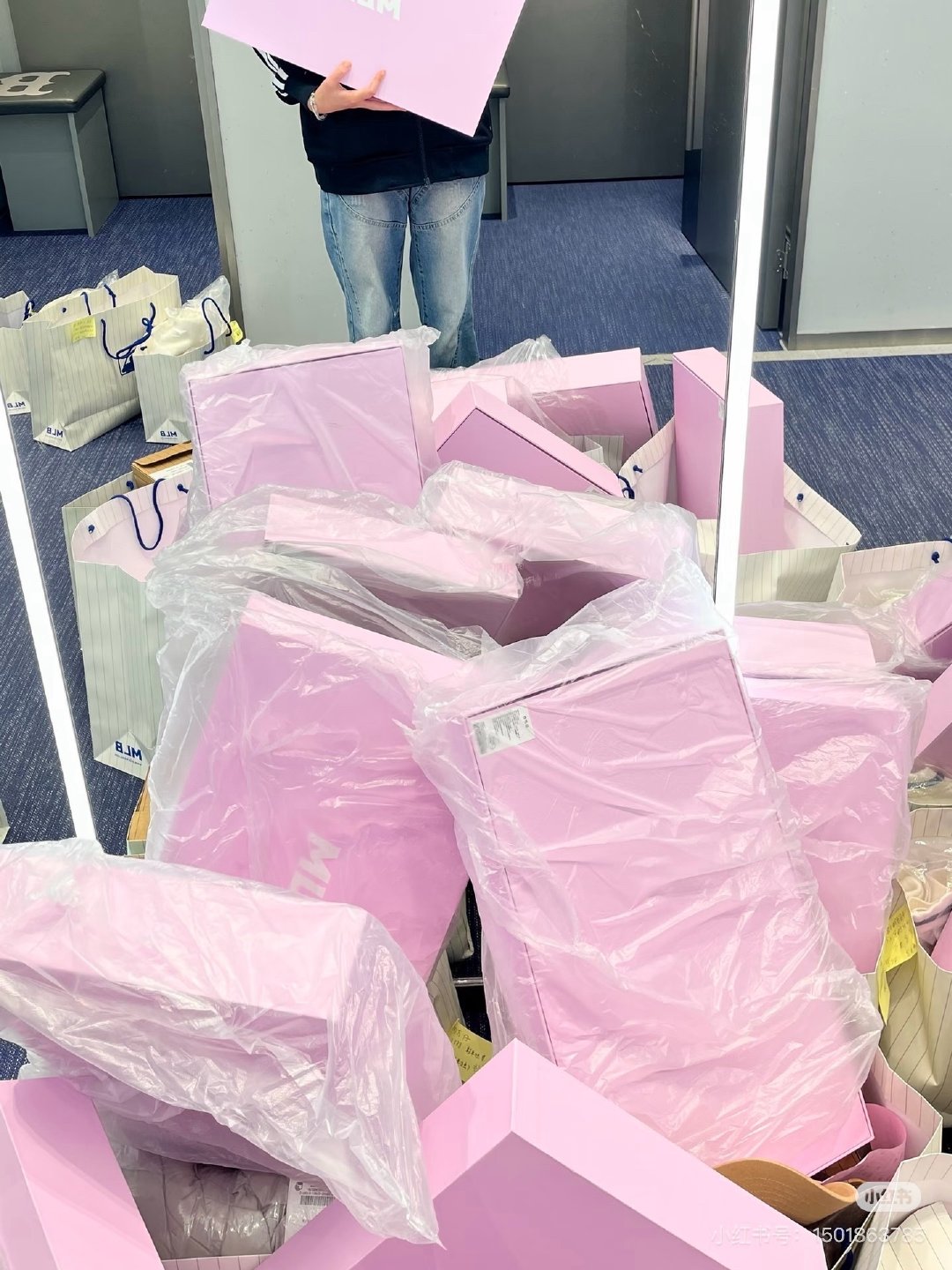 我不行了刷到两个MLB柜姐晒今天各自单店销售额，一个11w，一个13w……[捂嘴哭]并且每个可以线下购买小卡的店前台都堆满了兔唯的包装袋
MLB品牌全线大使朴时宇的影响力和带动消费能力就是如此强啊[笑哈哈]朴时宇的江山💜 ​