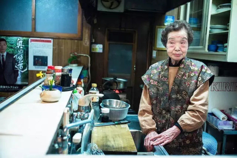 一位七十来岁的日本老人，在甘肃一家景区售票窗口，掏出护照要求免票，被售票员一句话顶了回去，这事儿居然冲上了热搜。奇怪了，按规矩办事也能成新闻？
事情经过不复杂。这位日本老人到了甘肃某景区，拿出护照，说自己在别的地方玩都是免费的，要求这里也给他免票。旁边跟着的翻译，翻来覆去地强调其他地方的惯例。可售票