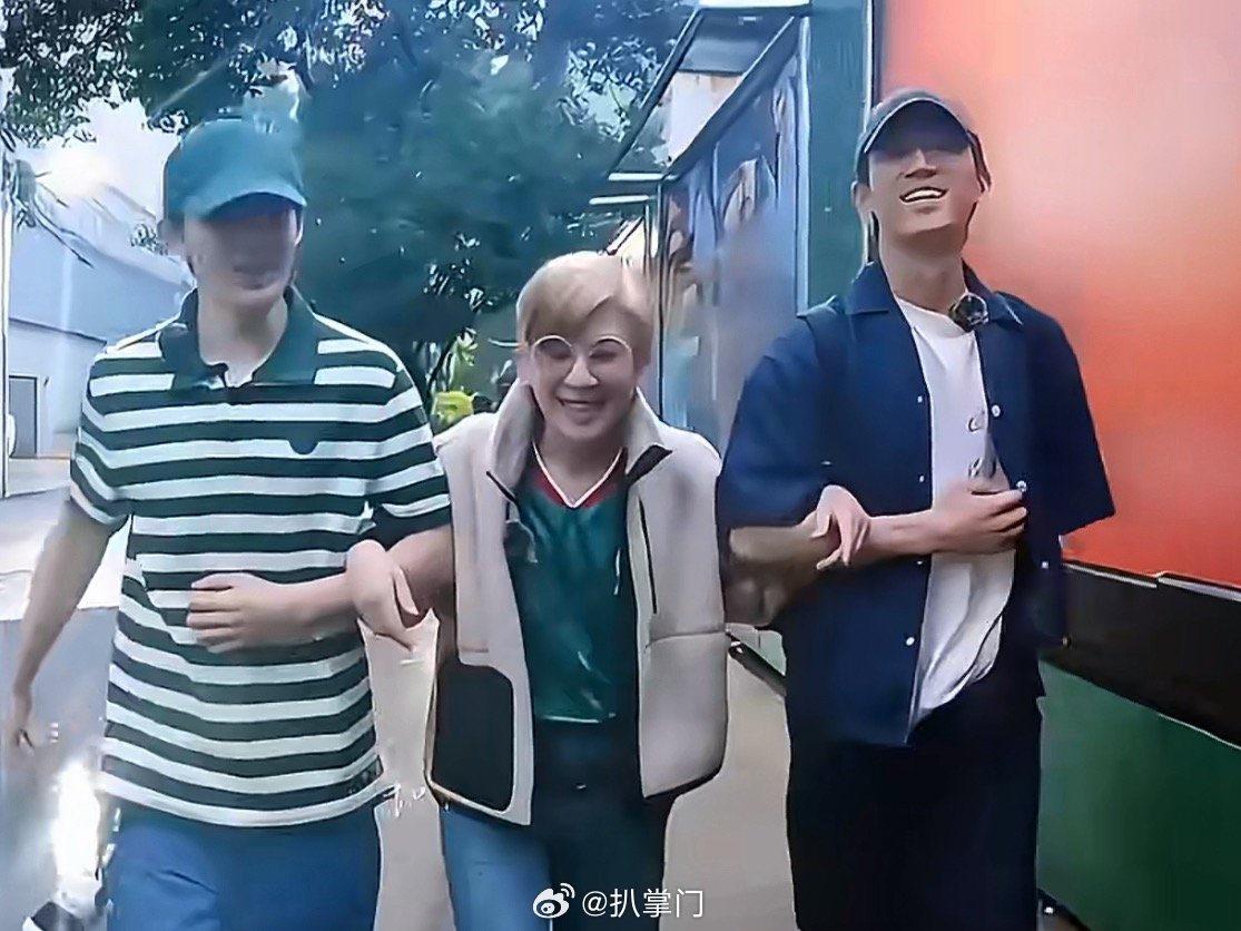 #等我老了也要当小如# #许晴应该来这一季花少# 哈哈哈哈就是说吴君如现在是全网羡慕的对象了吧！！
王星越和邓为去接吴君如逛街，王星越一句小如，给人看的姨母笑啊！
就是说许晴应该来这一季花少，等我看了也要当小如，羡慕啊！！[yeah][yeah] ​