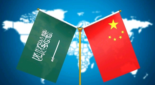 沙特刚向中国求助，伊朗最高安全官员就公开表态：我们希望沙特与也门的战争结束，也门人也想和解。这句话从德黑兰说出来，分量比任何调解方案都重，因为胡塞武装的武器和资金，正来自伊朗。2023年中国促成沙伊复交的剧本，正在也门问题上再次上演。

说白了，伊朗最高安全官员公开表态，希望沙特和也门的战事走向终结