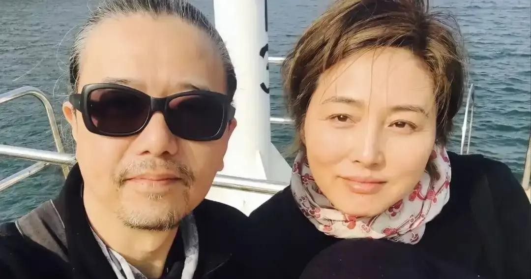 56岁的张延，在把孩子送出国读书之后，转身就跟相伴了二十多年的丈夫张锦程去办了离婚手续

没吵没闹，也没有扯皮争家产，两个人就这么平静地散了

身边不少人替她觉得可惜，大半辈子的心血搭进去，落得个劳燕分飞，估计她以后是不会再动再婚的心思了

其实回看这段感情，当年也是实打实地甜过

1996年俩人因