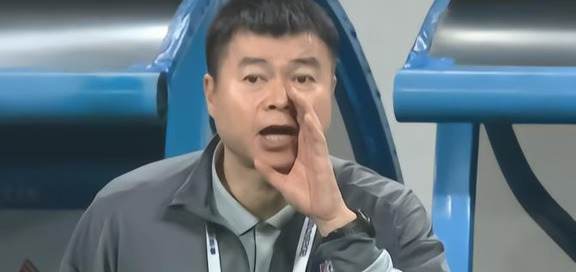 天津津门虎主帅于根伟，这个赛季是怎么在负十分及球迷质疑声中带队完成保级的？
在中超联赛的第27轮比赛，天津津门虎在不被看好的情况下，以1-0的比分绝杀中超第一成都蓉城，阻止了对手提前夺冠的同时，也宣告着自身已经基本提前保级成功。
联赛还剩下最后三轮，天津津门虎积分28分，领先降级区的武汉三镇6分，考虑到剩下的赛程对手实力以及整体情况，天津津门虎可以说已经提前上岸。
本赛季，因为罚分的原因，天津津门虎以负十分的起跑线加入了中超保级大队中。在上赛季主力外援流失的情况下，加上被扣分的情况，这给天津津门虎主帅于根伟带来了非常大的保级压力。
赛季初，天津津门虎五轮不胜，外界也是一片质疑声。随后客胜云南玉昆拿到了本赛季的第一场胜利。随后战绩又起起伏伏，整个联赛上半程，天津津门虎一直稳坐联赛倒数第一的位置。
为了向外界球迷透露一些球队信息，于根伟在这个非常艰难的时刻也开了直播，并且跟球迷连线。不过，有一名球迷却对于根伟的战术及用人十分质疑，言语充满了各种质问的意味，这也导致当天的直播不欢而散。
...