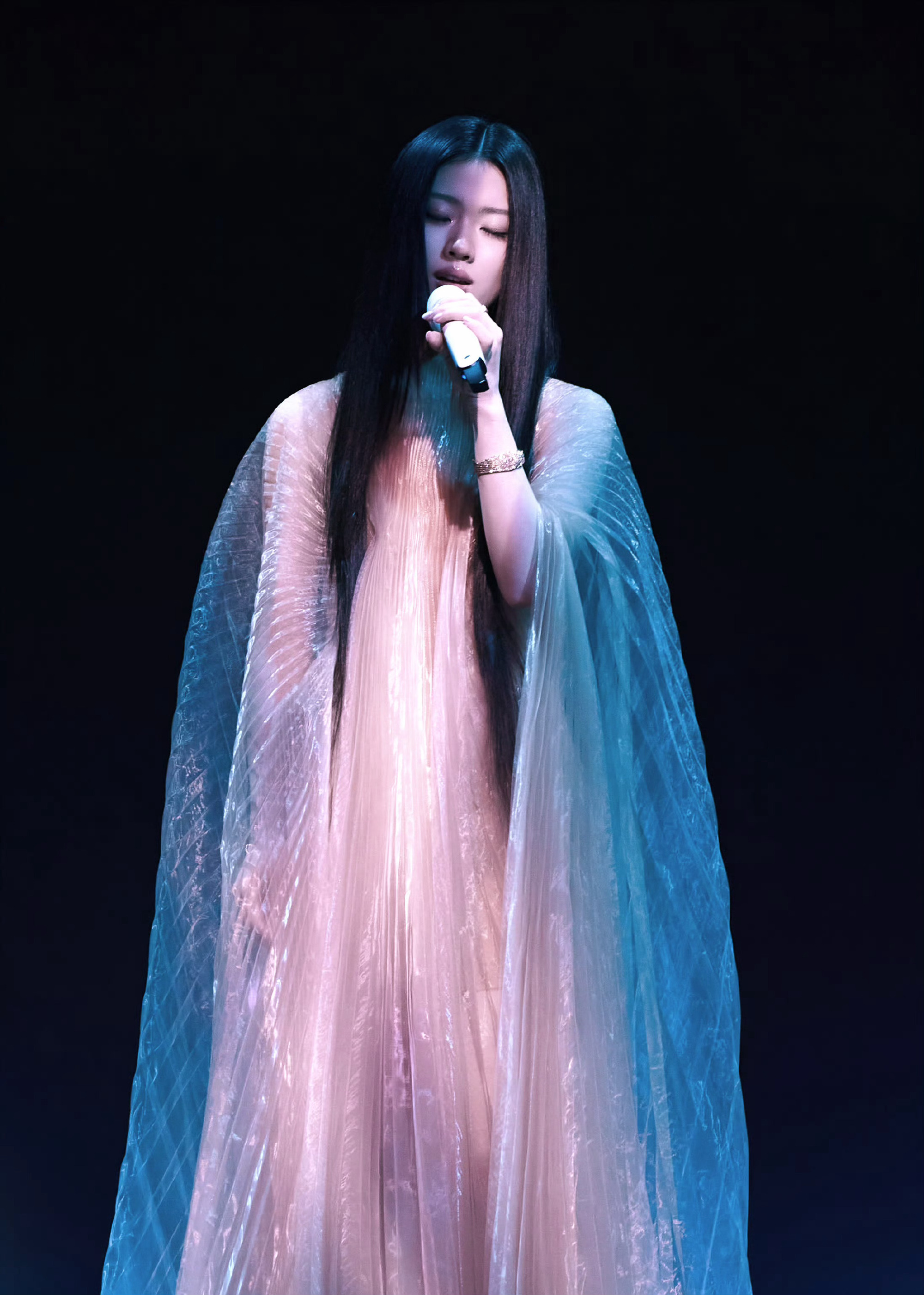 #单依纯新歌LAVA上线#
终于等到这首的正式音源！《LAVA》里单依纯的声音有一种缓缓沉淀下来的力量、跳出情爱框架、把内心的破碎、遗憾与觉醒都揉进了旋律里、前半段的克制铺垫到后半段情绪的骤然喷发、声线与迷幻编曲缠绕相融、完全是一个全新的音乐切面🎵不急着释怀、也不强求和解、听完觉得安静又 ​