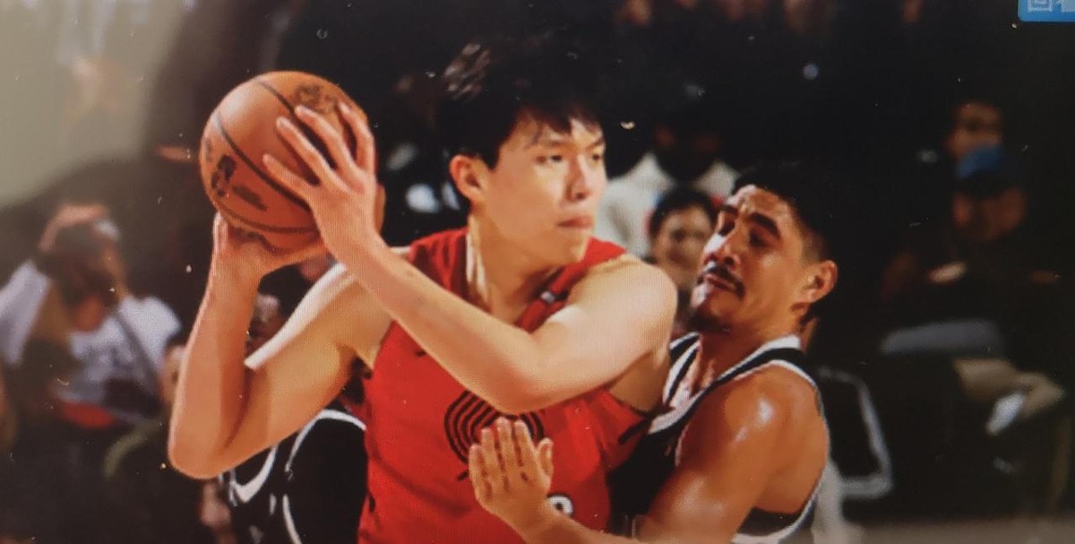 一万块和两万块，摆在同一天的两张罚单上。2026年5月29日，CBA官方对总决赛G2开出罚单。上海久事俱乐部因为主场观众数次使用手机闪光灯干扰广厦罚球，被核减联赛经费一万元。广厦外援巴里·布朗因为赛后一脚踹坏通道门，被罚款两万元，另外照价赔门。赢球的主场付了一万，输球的球员付了两万。账算得很清楚，荒