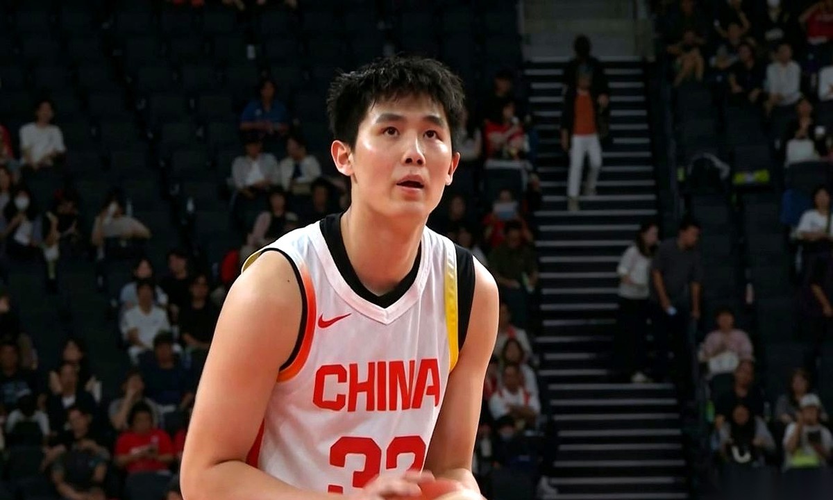 中国男篮的铜牌战结束了，比分死死定格在70比79，输给了伊朗。但真正让人看着技术统计单久久说不出话的，不是分差，而是全队居然只有两个人得分上了双。
翻开名单，刺眼的数据一排排往下砸。胡明轩在场上飞奔了整整22分钟，交出的答卷是2分，正负值跌到了冰点的-15。胡金秋，同样只有2分进账。余嘉豪、焦泊乔、