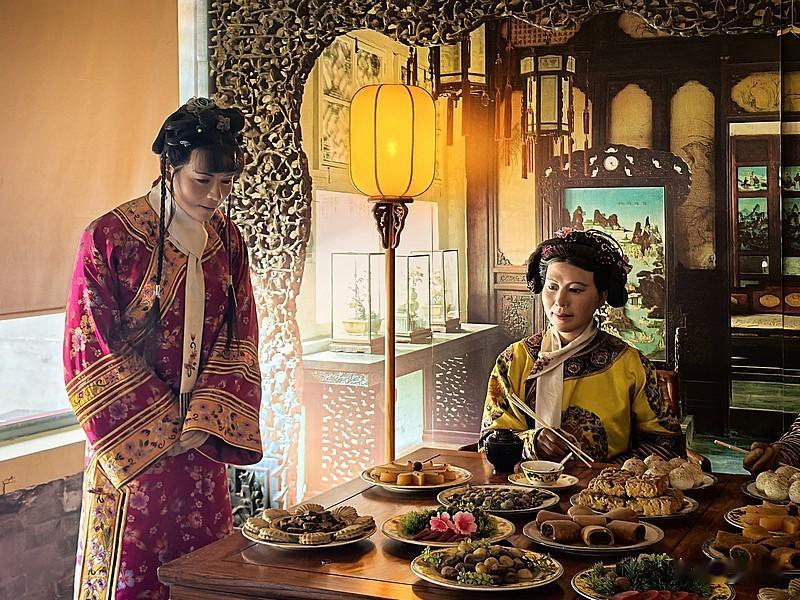 慈禧最后一天做了什么? 1908年11月15日这一天，慈禧的日程比寻常大臣上朝还要紧凑。
头天傍晚光绪刚在瀛台咽气，清晨西苑就已经挂起丧仪，连遗诏、哀诏的草拟，梓宫奉移、服丧规矩、新帝继位的一堆琐事都堆到她案头。上午她还连着往外发一道接一道谕旨，临时推翻前两日定好的权力安排，敲定让不到三周岁的溥
