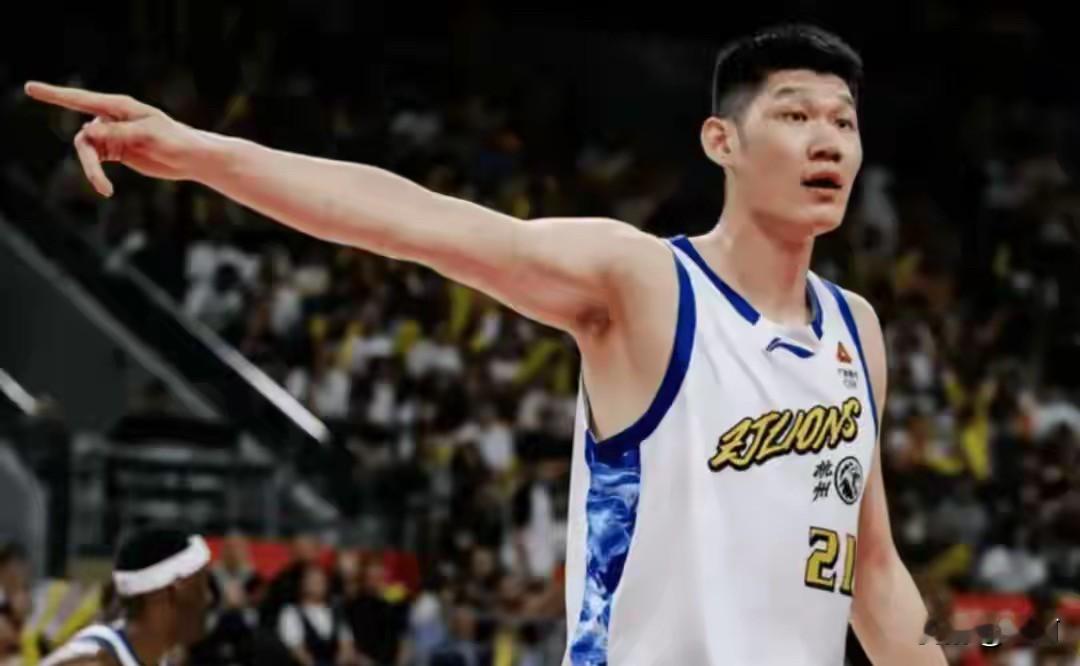 本该三方共赢的交易被叫停，CBA职业化路在何方？
这件事值得深思！
CBA职业化还有长路！
原本接近达成的胡金秋重磅转会宣告暂停，不少球迷也在琢磨联赛现实和市场化之间的矛盾。
就在这几天，胡金秋这笔重磅转会谈判戛然而止。据说有俱乐部开出7500万转会费，广厦可以借此缓解运营压力，球员本人也愿意前往新
