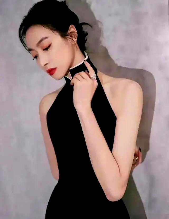 都说偶像转型难，但看看红毯上踩着性感高跟鞋、秀出优越大长腿的宋茜，这身姿挺拔的耀眼状态，哪还有半点当年女团爱豆的影子？

常年练舞造就的体态骗不了人，举手投足自带气场。科班舞蹈出身的她，这一路摸爬滚打吃了不少苦。从海外女团队长回国发展，唱跳演戏双线发力，硬是凭着扎实功底和拼劲，把身上的偶像标签撕得干