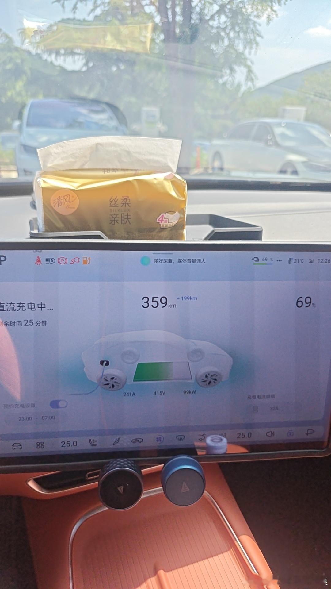 中秋假期，开着深蓝S07，开启了一段与智能科技同行的旅程。它不仅是座驾，更是一位靠谱的“旅伴”。
飞驰在拥堵的高速上，我开启了集成式自适应巡航。车辆智能跟随前车，自动调节车速，我的双脚彻底解放。遇到慢车，它果断而平顺地发起智能变道，干净利落。行至山路，多急弯，它的智能过弯表现稳健，总 ​