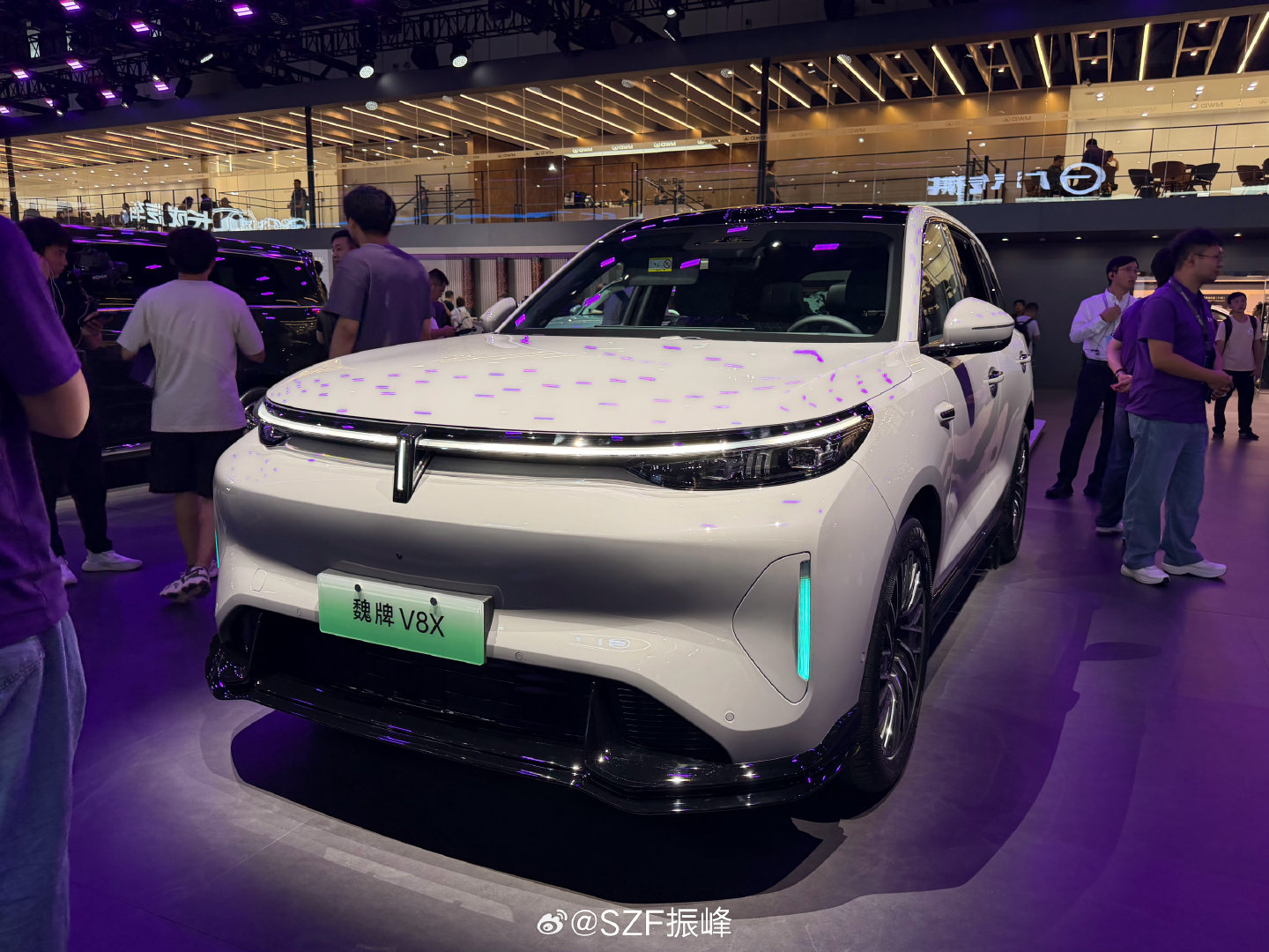 魏牌这次成都车展重点就是 V8X、V8X 运动版和 V9X。V8X 主打动力、智驾、底盘和安全，整体就是往旗舰级豪华 SUV 方向卷。还带来了运动版，进一步强化运动和驾控属性。另外 V9X 更偏豪华舒适和家庭出行，主打大空间和高端座舱～ ​