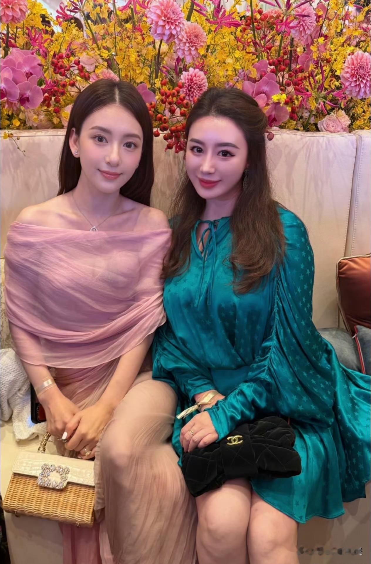 方媛现身澳门，和四太梁安琪亲密合影

何猷君奚梦瑶婚礼答谢宴，方媛作为天王嫂受邀参加，和富太太们一起合影，手搭四太梁安琪肩膀，倍感亲密。

方媛穿了一席粉色单肩抹胸裙，长发披肩十分温婉，状态看起来不像已经生了三个孩子了，身材和样貌保养得很不错。

从一众合影来看，她的脸确实很上镜，很小五官又精致，姿