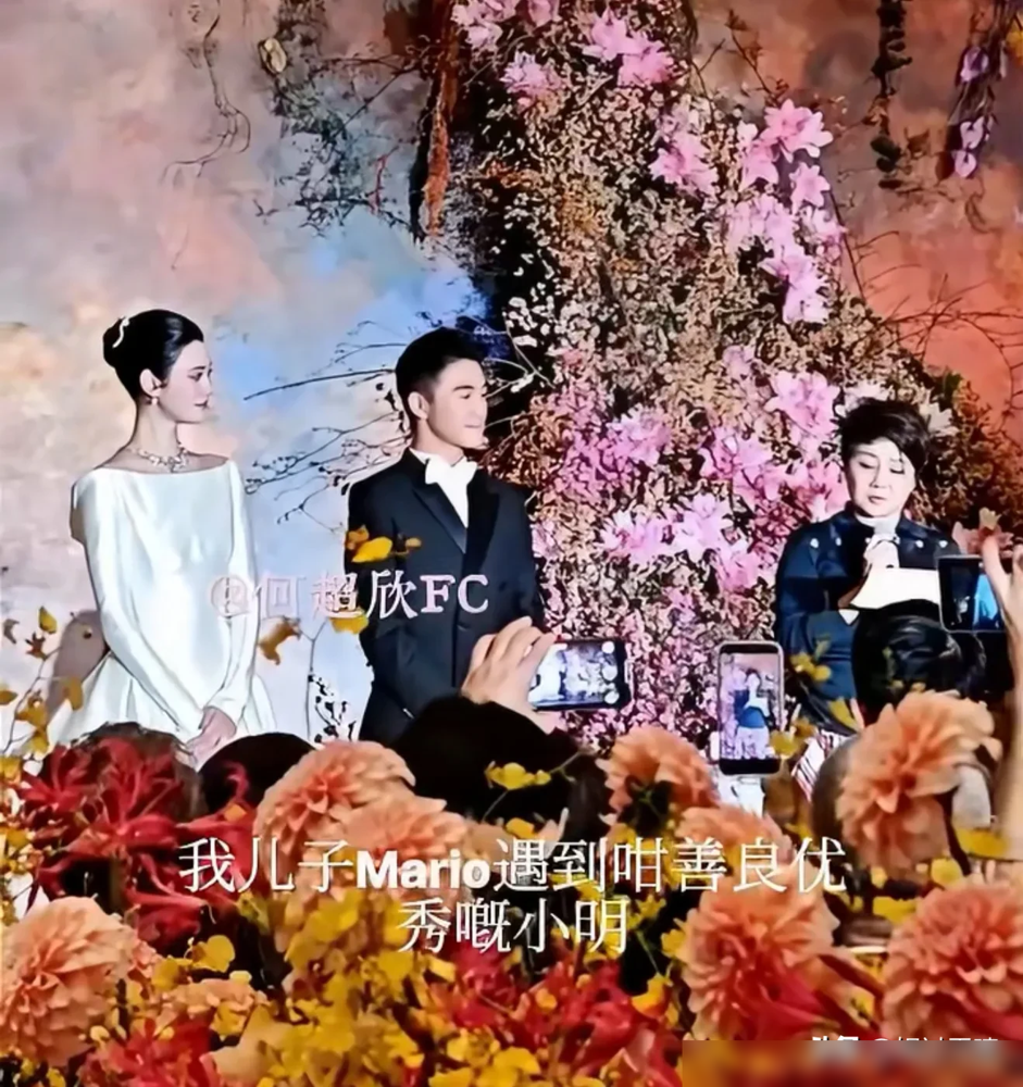 四太梁安琪当众说了一句狠话，感谢奚梦瑶愿意嫁进何家，给她生儿育女，这话从赌王四房嘴里说出来，分量不轻。
外界传了这么多年豪门受气小媳妇，这回算是被正主亲手撕了。奚梦瑶坐在旁边，笑得松弛，何猷君全程攥着她手，眼神没离开过。
早前他在节目里就撂过话：我们的小家庭，永远高于大家庭。还说谁要是敢在他面前