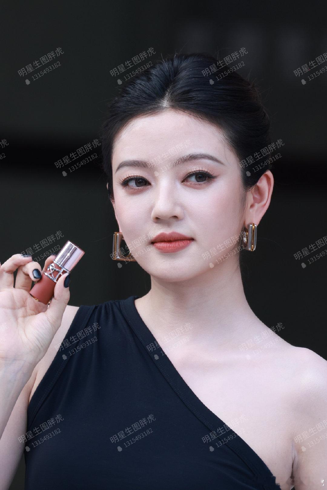 何瑞贤活动站台好美的脸！！！ ​