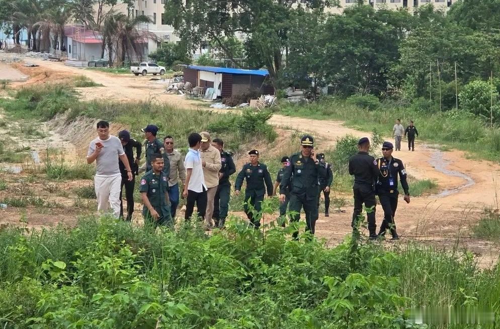 【#柬埔寨逮捕33名中国籍涉电诈人员#】#柬埔寨电诈活动转向更小更隐蔽场所#《柬中时报》8月31日从柬埔寨国家打击网络诈骗委员会秘书处获悉，柬埔寨国公省警方近日捣毁涉嫌从事网络诈骗活动的窝点，抓获34人，并查获746部手机等大量设备。

柬埔寨政府表示，经过一年多持续打击，境内大型电诈中心已基本 ​