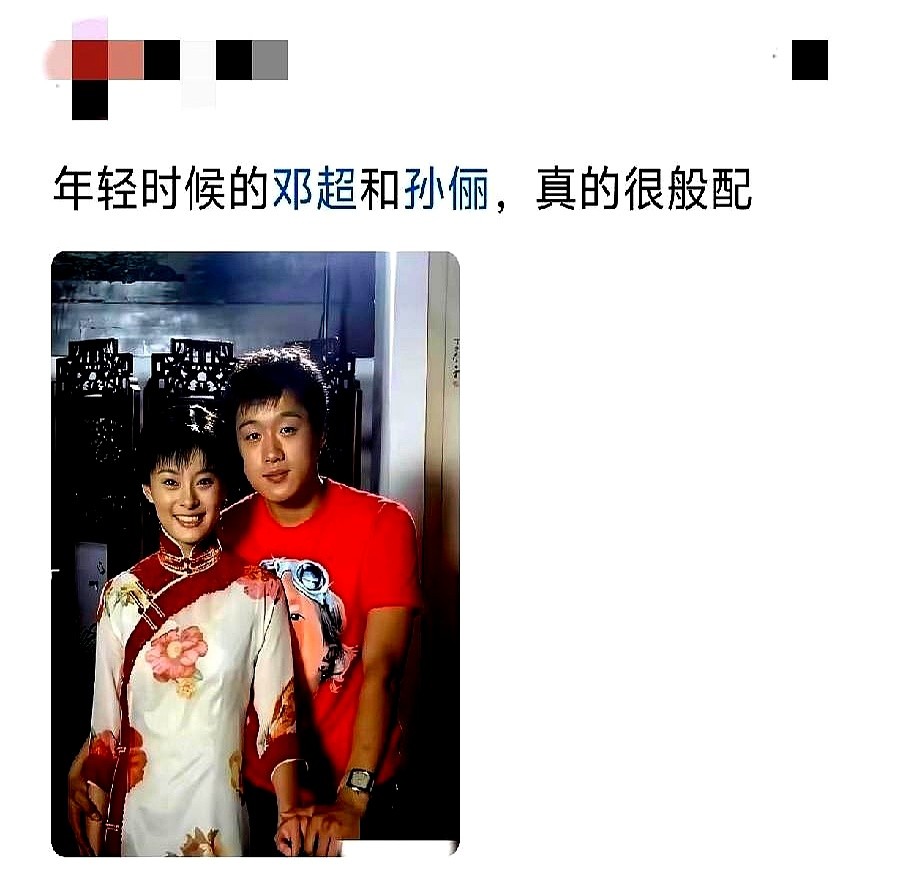 把佟大为认成邓超，这届网友的脸盲症真有点离谱。

那张年轻旧照里的人，明明是当年演《玉观音》杨瑞时期的佟大为，长相温润如玉，嫩得跟现在判若两人。

可邓超骨子里是那种又贫又野的混不吝气质，两张脸差了十万八千里，居然也能给看岔了。

估计邓超要是刷到都得委屈：怎么一觉醒来，自己就变成佟大为了？年轻时的