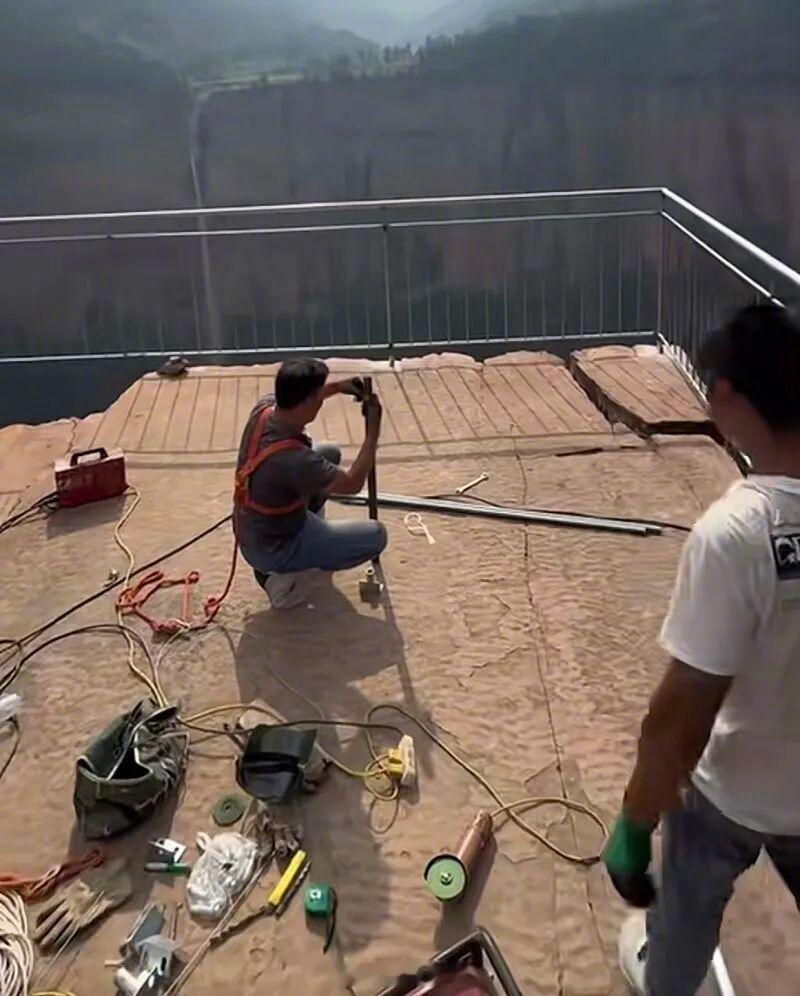 【南太行网红观景台装护栏被指“煞风景”，此前不少游客留下“令人腿软”的...