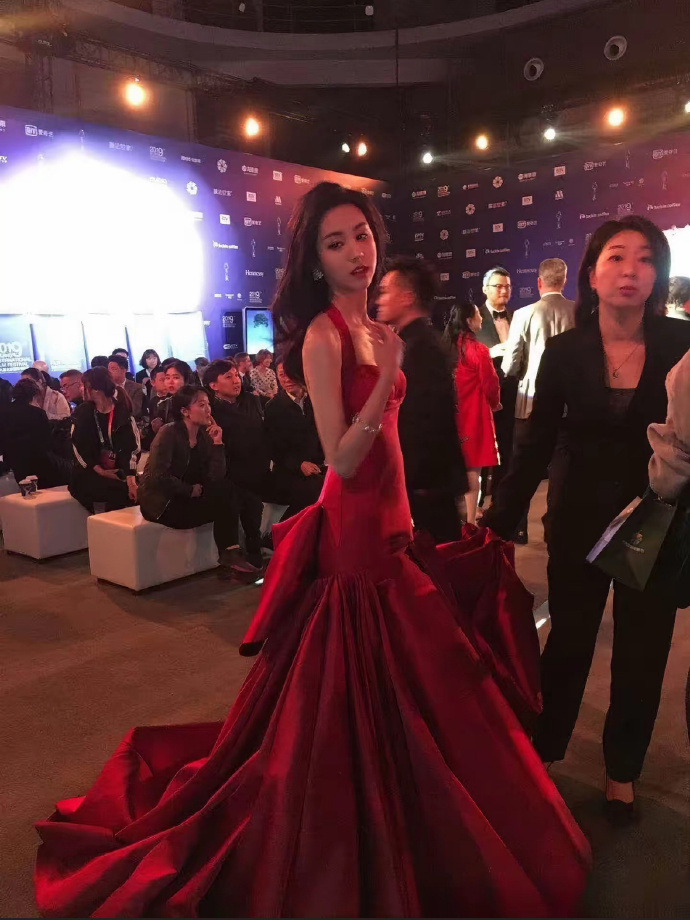 陈都灵无需刻意演绎，站在那里便是自带氛围感的明艳女明星