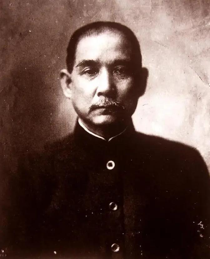 孙中山一手缔造了民国，被尊为国父，可为什么他的家族却没有位列四大家族？一句话：蒋家天下陈家党，宋家姐妹孔家财，可以说是对这四家分工最精辟的概括。

 
孙中山去世后，孙科很快发现，“国父之子”这四个字能让他站上主席台，却不一定能让他坐进决策桌。1931年冬天，他被推为行政院长，名义上是南京政府的最高