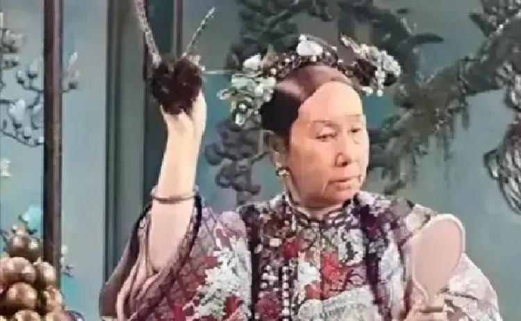 1880年，慈禧的屁股上长了痔疮，烦躁的很太医们束手无策，毕竟谁敢摸太后的屁股啊，无奈之下，李莲英找来了一个民间郎中，谁料，郎中对准慈禧的屁股直接就是一针。
针拔出来，血珠沁在棉布上。薛福生伏地不语，等着那一句“拖出去”。
慈禧却只是长长吁了口气：“赏。”
薛福生没接赏银，反而磕了个头：“草民不敢讨