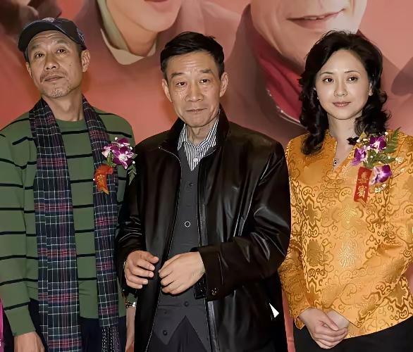 3位“老戏骨”同框，左边是刘佩琦老师，他扮演的“白三爷”那叫一个绝，右边是陶慧敏老师，她演的“小白菜”成为一代经典。在与左右两位相比，C位“宝藏级”演员李雪健老师的胸前咋没有戴花呢？
