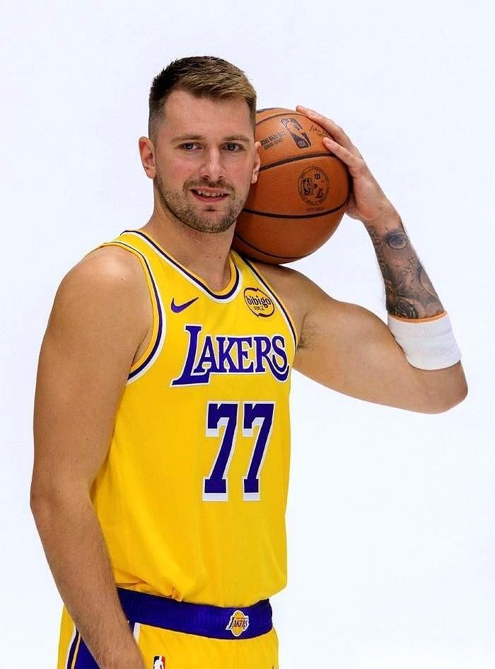 假如湖人真拿下了东契奇，那支冠军球队的最后一块拼图，到底长什么样？ 桌...